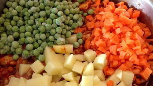 курица с зеленым горошком и овощами