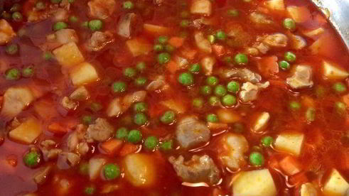 курица с зеленым горошком и овощами