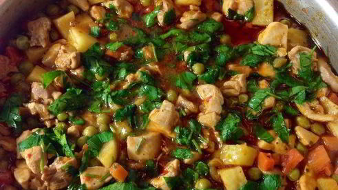 курица с зеленым горошком и овощами