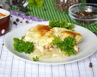 Курица в сметане с чесноком в духовке