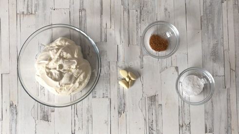 курица в сметане с чесноком в духовке