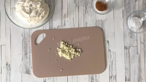 курица в сметане с чесноком в духовке