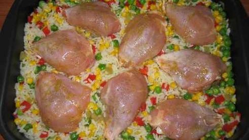 курица, запеченная в духовке с рисом и овощами