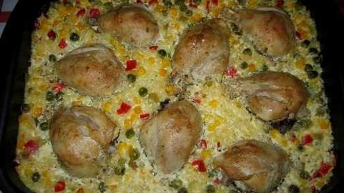 курица, запеченная в духовке с рисом и овощами