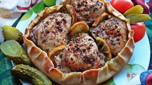 курочка, запеченная в съедобной тарелке