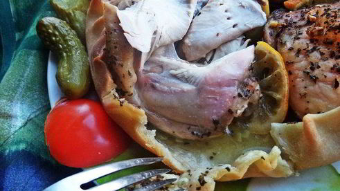 курочка, запеченная в съедобной тарелке