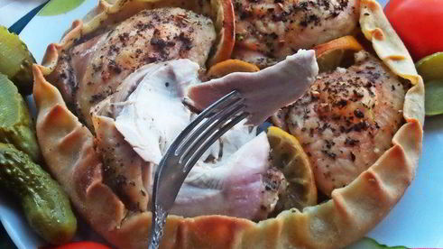 курочка, запеченная в съедобной тарелке