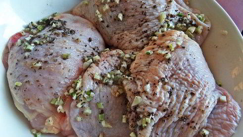 курочка, запеченная в съедобной тарелке