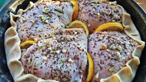 курочка, запеченная в съедобной тарелке