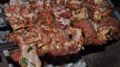 мясо баранины на костре