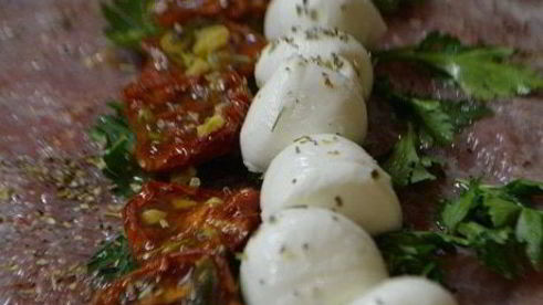 мясо капрезе с вялеными томатами и моцареллой