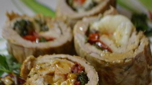 мясо капрезе с вялеными томатами и моцареллой