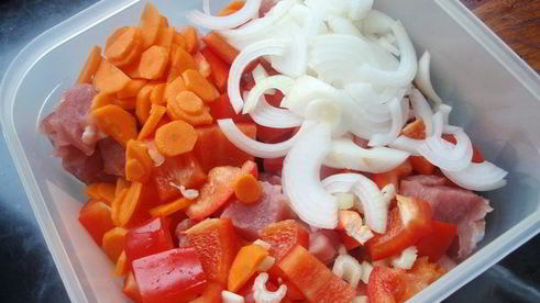 мясо запеченное с овощами в рукаве