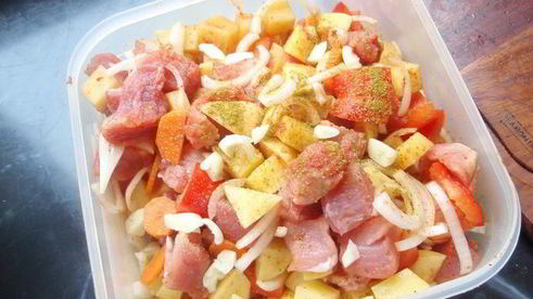 мясо запеченное с овощами в рукаве