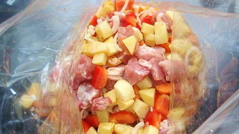 мясо запеченное с овощами в рукаве