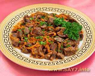 Мясо, жаренное с грибами и морковью