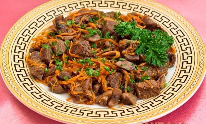 Мясо, жаренное с грибами и морковью
