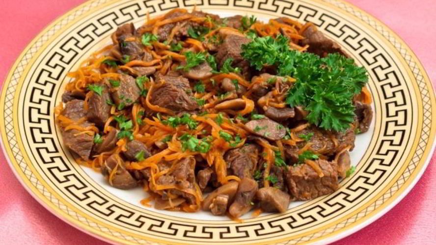 Рецепт мяса, жаренного с грибами и морковью