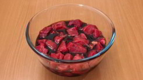 мясо, жаренное с грибами и морковью