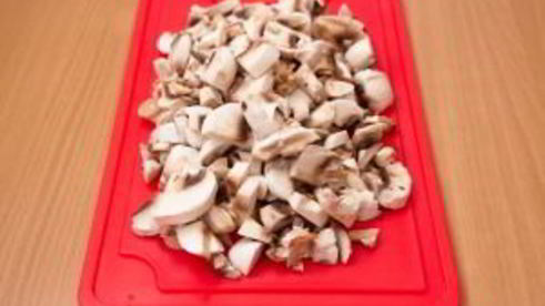 мясо, жаренное с грибами и морковью