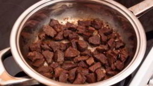 мясо, жаренное с грибами и морковью