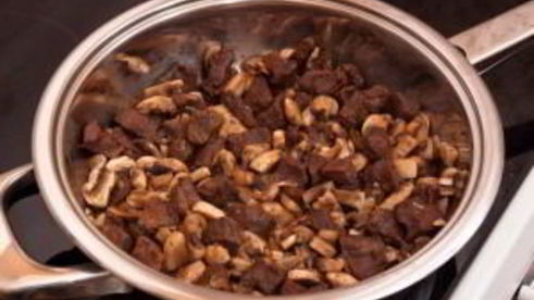 мясо, жаренное с грибами и морковью