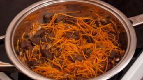 мясо, жаренное с грибами и морковью