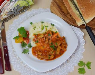 Свинина тушеная с луком