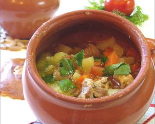 Свинина тушеная в горшочке