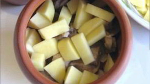 свинина тушеная в горшочке