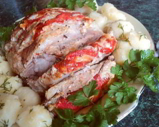 Свинина, запеченная с сыром и помидорами