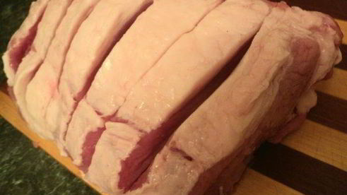 свинина, запеченная с сыром и помидорами