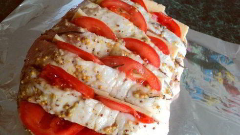 свинина, запеченная с сыром и помидорами