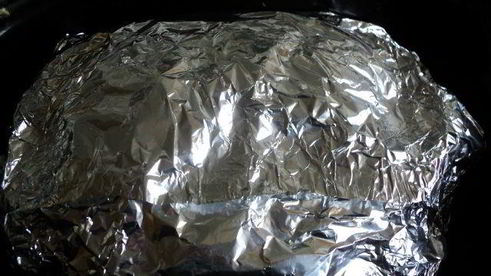 свинина, запеченная с сыром и помидорами