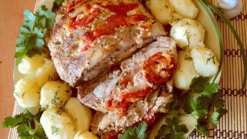 свинина, запеченная с сыром и помидорами