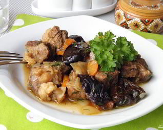 Тушеная говядина с черносливом