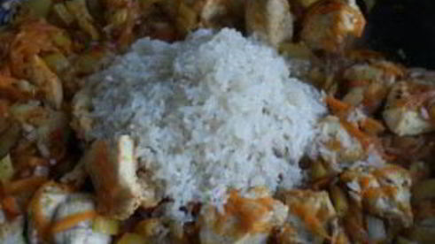 тушеная курица с рисом