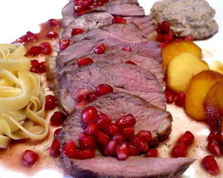 Утиная грудка c гранатом, яблоками и каштановым пюре