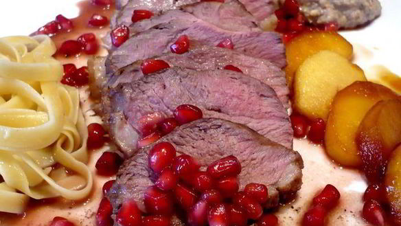 Рецепт Утиной грудки с гранатом, яблоками и каштановым пюре