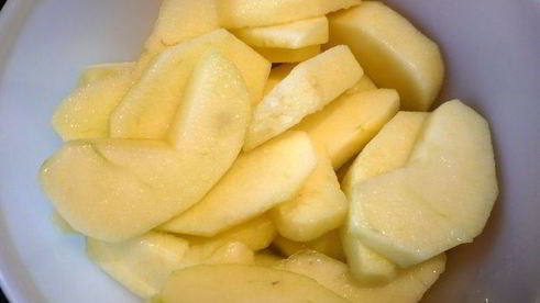 утиная грудка c гранатом, яблоками и каштановым пюре