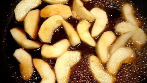 утиная грудка c гранатом, яблоками и каштановым пюре