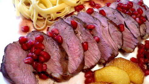 утиная грудка c гранатом, яблоками и каштановым пюре