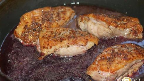 утиная грудка под винным соусом