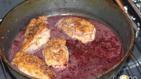утиная грудка под винным соусом