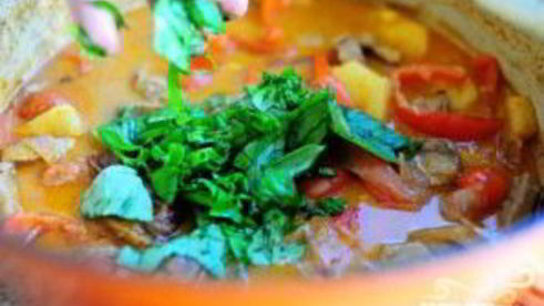 утка по-тайски с карри и овощами