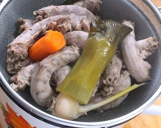 Вареные куриные шеи