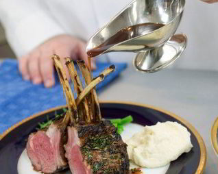 Запеченая баранина с корочкой из трав