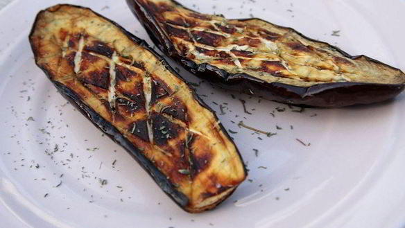 Рецепт Баклажанов на гриле с чесноком, лимонным соком и тмином