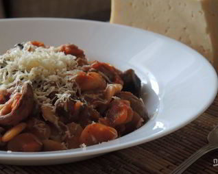 Фасоль с грибами в томатном соусе