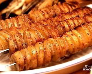 Картофель в фольге на углях